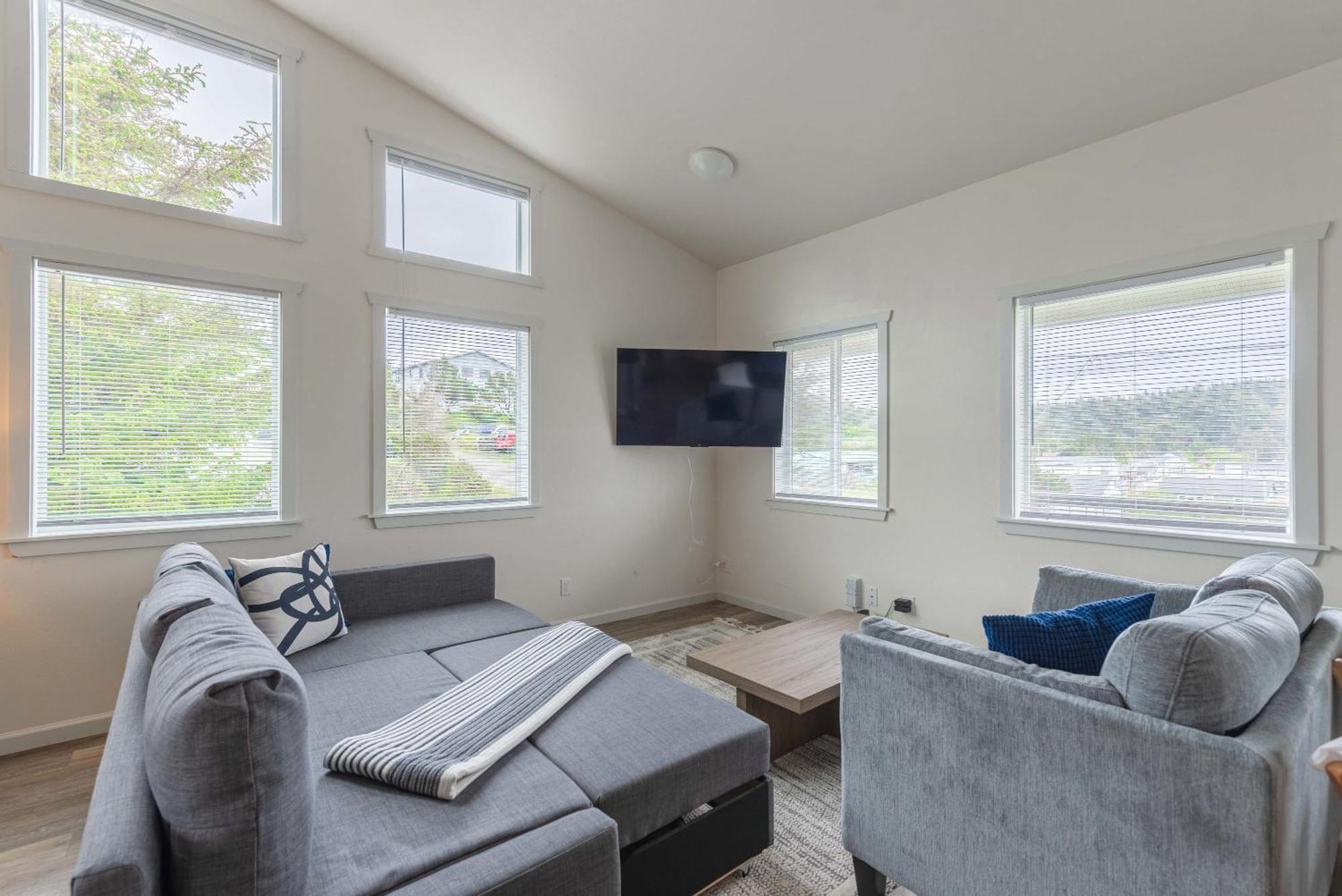#stayinmydistrict Oceanview Loft Port Orford